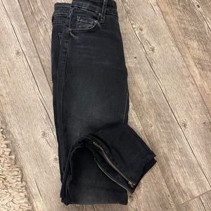 Skinny jeans with ankle zipper